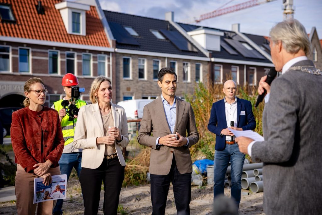 foto van Marijn Fidder van het bezoek van MP Rob Jetten aan Harderwijk op maandag 21 september 2026